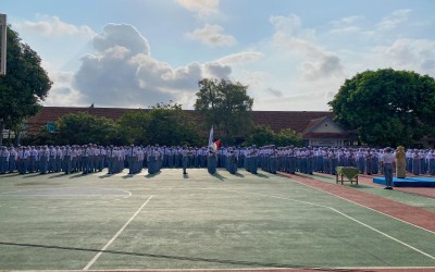 Upacara Hari Sumpah Pemuda Ke-96 dan Pelantikan Pengurus MPK, OSIS, dan Ekstrakurikuler SMAN 5 Purwokerto Berlangsung Khidmat