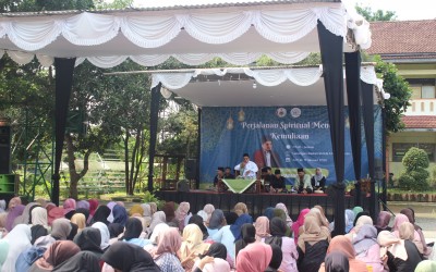 Ratusan Siswa SMAN 5 Purwokerto Khusyuk Hadiri Pengajian Isra' Mi'raj Bersama Gus Miftah Romadhan Syam